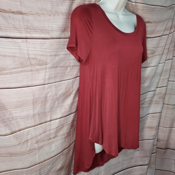 Maurices 24/7 tee high low hem short sleeve scoop neck crimson red maroon S - Picture 3 of 7